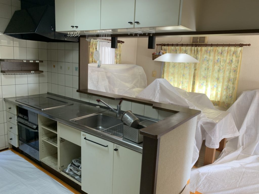 【before】特注であっただろうと思われるしっかりとした造りのキッチンも経年による傷みや汚れ、使いづらさは否めなくなっていました。