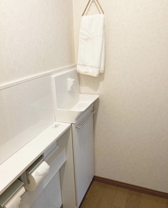【after】トイレ本体と給排水を共有することでスピーディーに１日で工事完了しました。下地補強のため壁パネルを設置して汚れにも配慮しています。