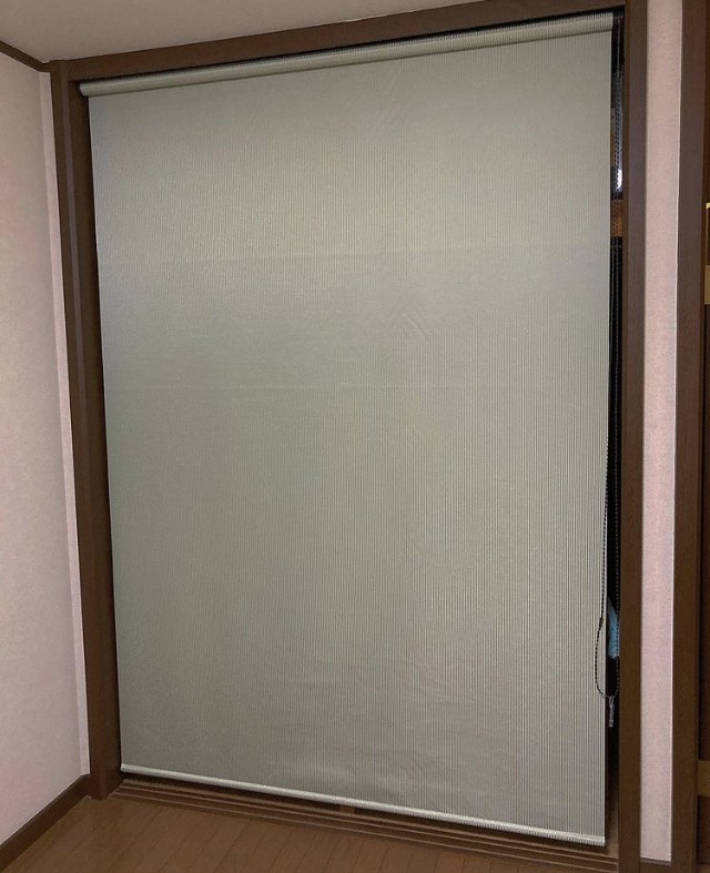 壊れているクロゼットの扉を撤去してロールスクリーンを設置。費用を抑えるポイントを把握し、全体的に予算をまわすことで快適なリフォームとなりました。