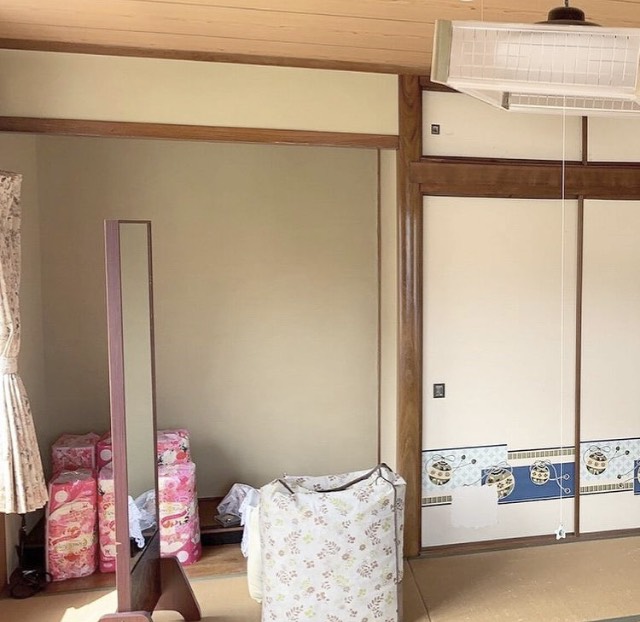【before】和室の広い床の間を使いあぐねておられたうえに収納が不足している状態。２Ｆということで、クロゼットへの転用をおすすめしました。