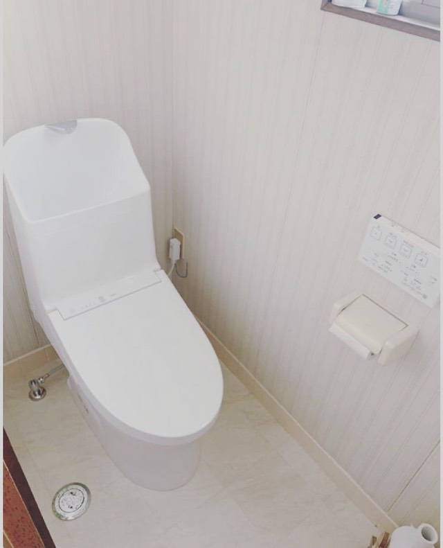 ２Ｆのトイレは本体の取り替えと、天井壁とも綺麗な状態だったため内装は床の上貼りのみとし、予算を１Ｆに集中させることをご提案しました。