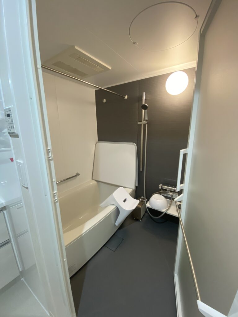 after　シックで落ち着いた色合いの浴室は日々の疲れを癒してくれます。スゴピカ浴槽とスゴピカカウンターでお掃除も楽々♪