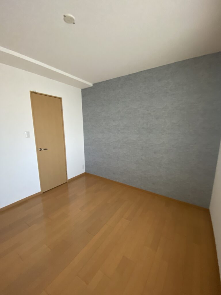 after　こちらの個室には壁に落ち着いたクロスを。