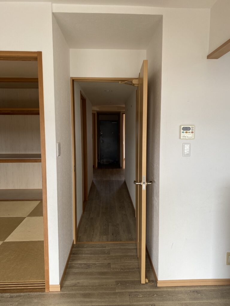 before　建具色にミスマッチな雰囲気なのと、上貼りしてあるのがところどころ剥がれてきているのが気になり床の貼り替えをご提案しました。本来遮音床材への上貼りは×です。（現在は上貼りできる商材も発売されてきています）