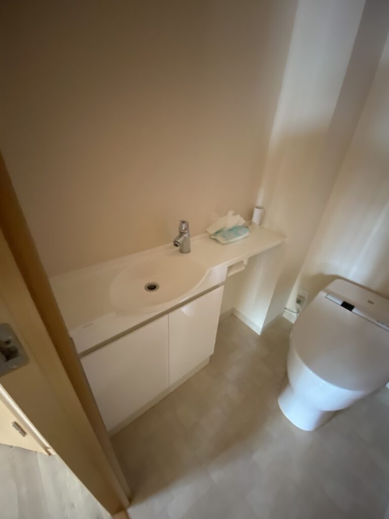before　比較的きれいだった手洗い器カウンターをそのまま生かします。