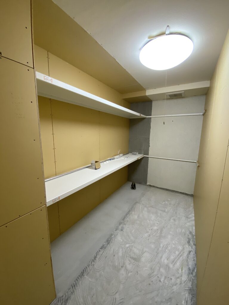 工事中　深く使いづらそうだった和室の押し入れの奥行を浅くしてクロゼットとし、その分背面側のWICを拡張することができました。拡張したのがよく分かる写真です。