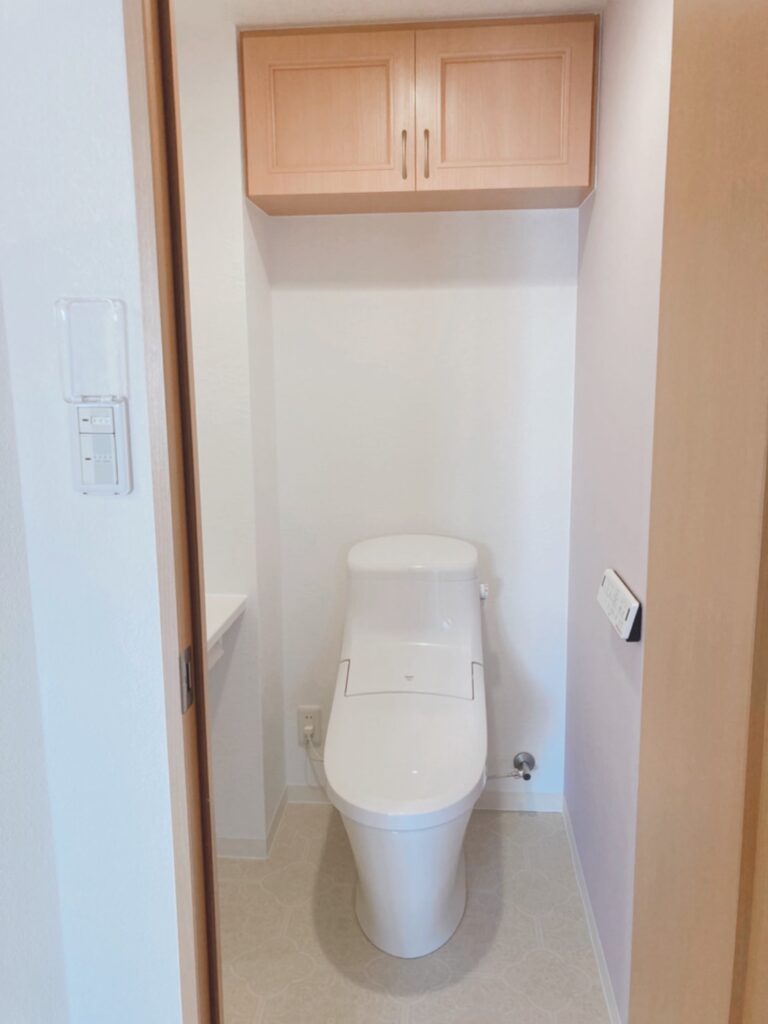 after　収納BOXはそのままでトイレ本体と内装のみ替えました。