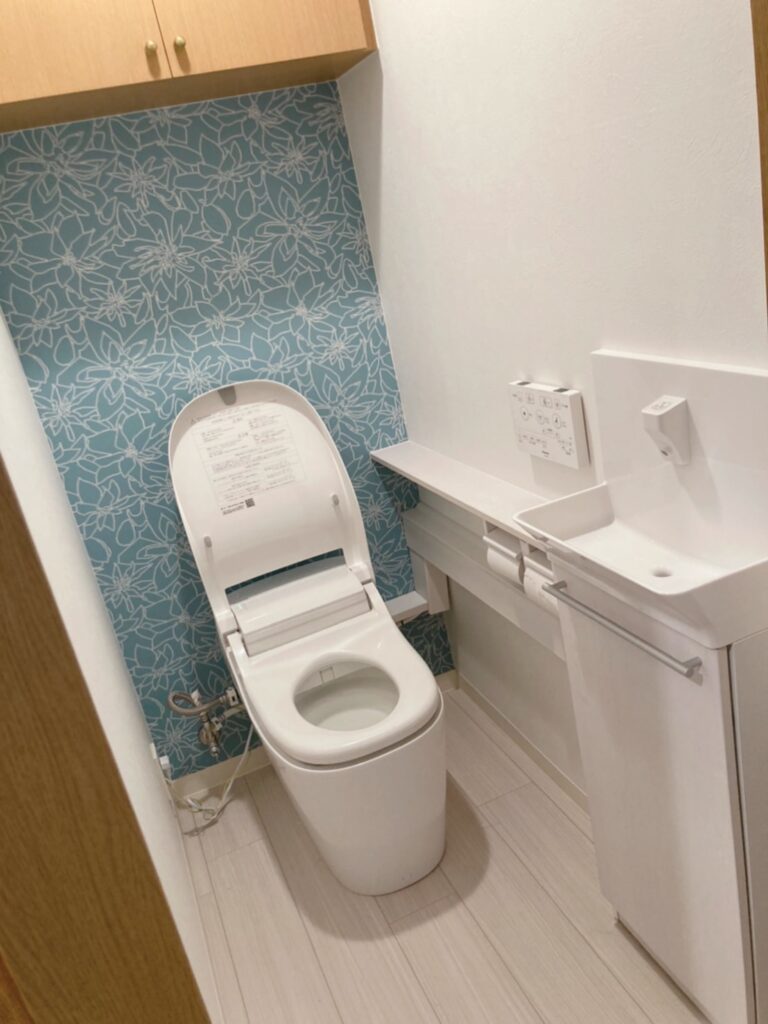 after　タンクレスにして空間にゆとりを持たせ手洗いをつけたことで使い勝手が良くなりました！吊戸棚は既存のまま残しましたが、アクセントクロスとの相性がとてもよく素敵な仕上がりになりました。