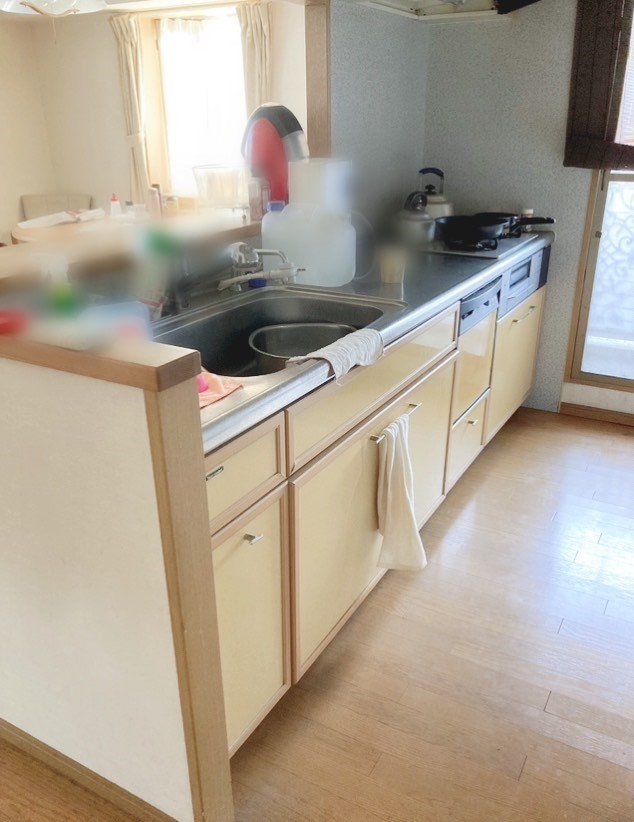 before　西日の影響かもともとはホワイトの扉が黄色く変色してしまっています。