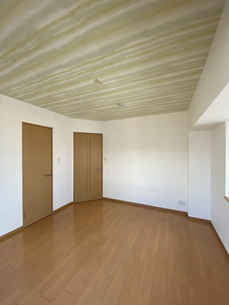 after　個室には天井にアクセントクロスを。実際に見るととても素敵なんですよ♡