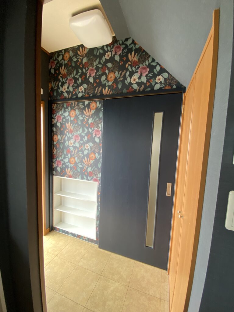 after　扉はしっくいホワイトとネイビーオーク柄で裏表色を変えてます。お部屋の雰囲気がぐっと変わります。