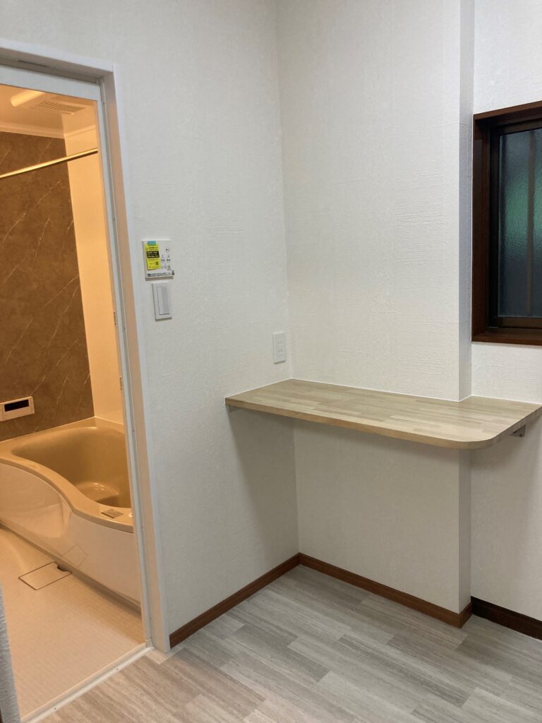 after　浴室入口付近にちょっとしたカウンターを設置。乾燥した衣類を畳んだり、着替えなどのちょい置きスペースとして大活躍！