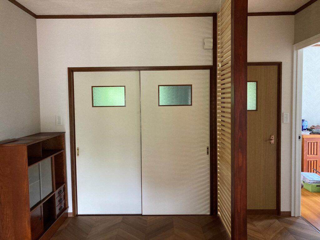 after　洗面入り口の引き違い扉は貼り替えで残します。おばあ様が愛用されていた食器棚も大切に引き継がれていきます。