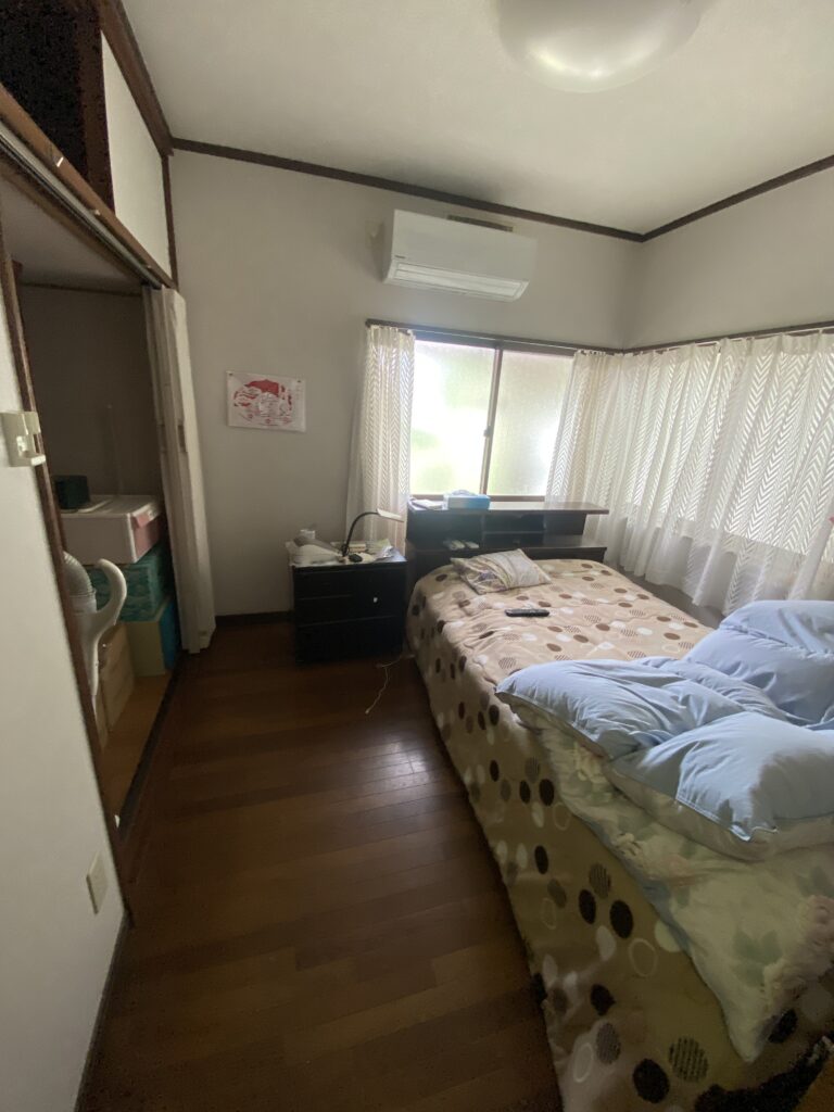 before　窓が大きいためこちらの部屋も冬場がとても寒いのがお悩みでした。