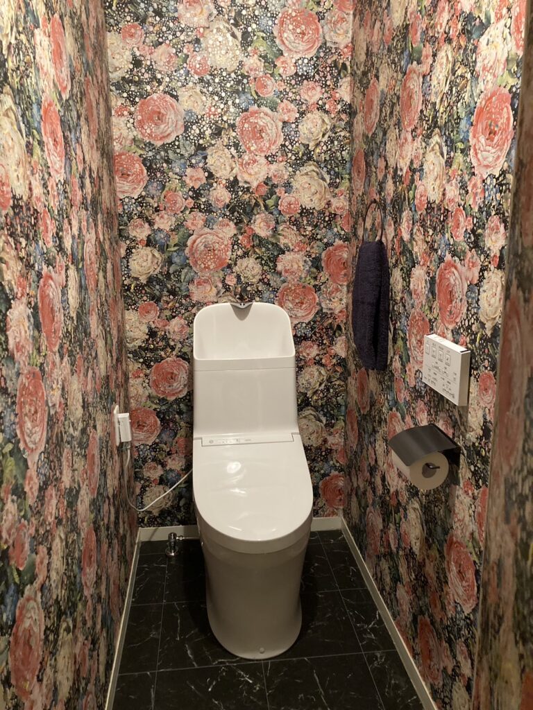after　華やかでシックな空間は、一瞬トイレということを忘れさせてくれそうです。